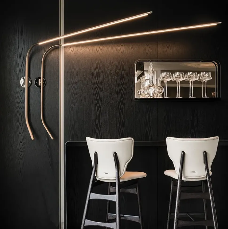 1. Design moderno ed elegante. 2. Struttura in legno di faggio. 3. Seduta imbottita in pelle. 4. Struttura resistente e robusta. 5. Facile da pulire.