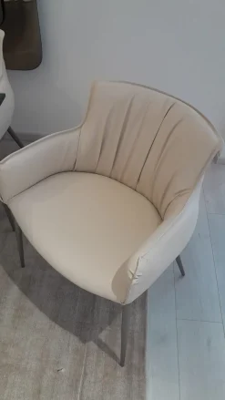 1. Design moderno ed elegante. 2. Costruzione robusta e resistente. 3. Prezzo scontato. 4. Comoda e confortevole. 5. Facile da pulire.