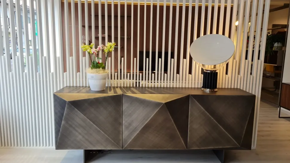 1. Design moderno ed elegante. 2. Prezzo outlet. 3. Realizzato da Cattelan Italia. 4. Facile da montare. 5. Ampia scelta di colori.