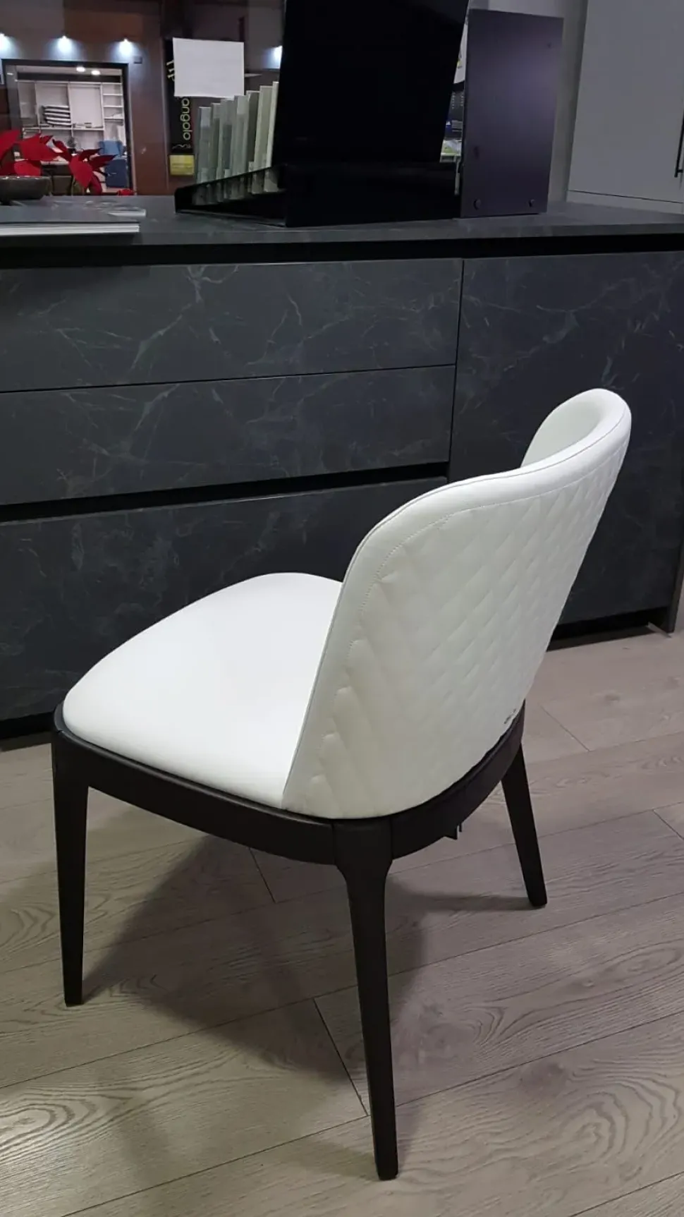 1. Design moderno ed elegante. 2. Prezzo scontato. 3. Comoda e resistente. 4. Facile da pulire. 5. Marca di qualità Cattelan.