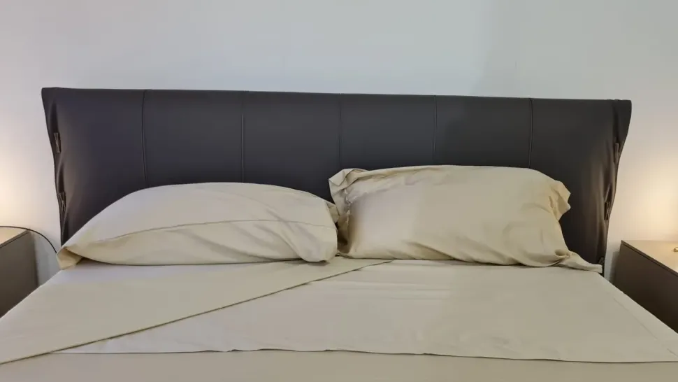 1. Design moderno ed elegante. 2. Prezzo ribassato. 3. Giroletto in metallo. 4. Comodo e resistente. 5. Facile da montare.