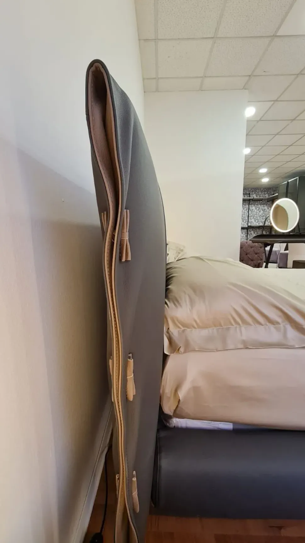 1. Design moderno ed elegante. 2. Prezzo ribassato. 3. Giroletto in metallo. 4. Comodo e resistente. 5. Facile da montare.