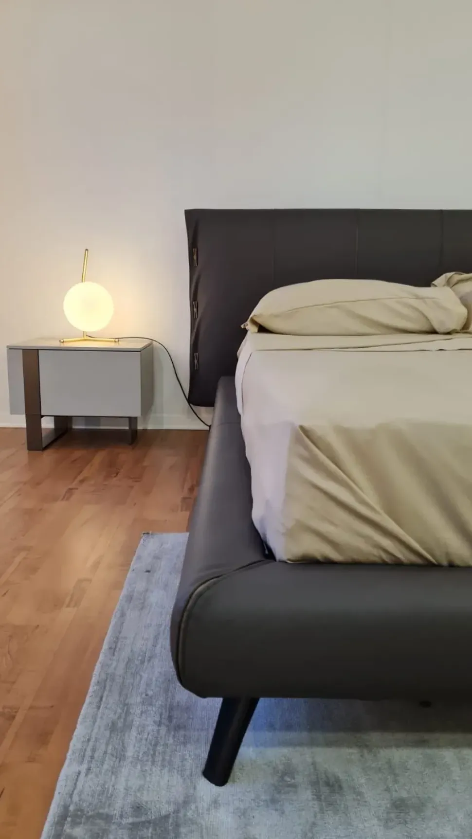 1. Design moderno ed elegante. 2. Prezzo ribassato. 3. Giroletto in metallo. 4. Comodo e resistente. 5. Facile da montare.