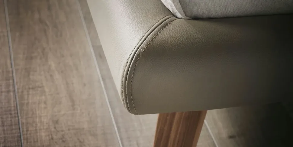 1. Prezzo outlet.2. Design moderno.3. Firmato Adam Cattelan. 4. Struttura robusta. 5. Facile da montare.