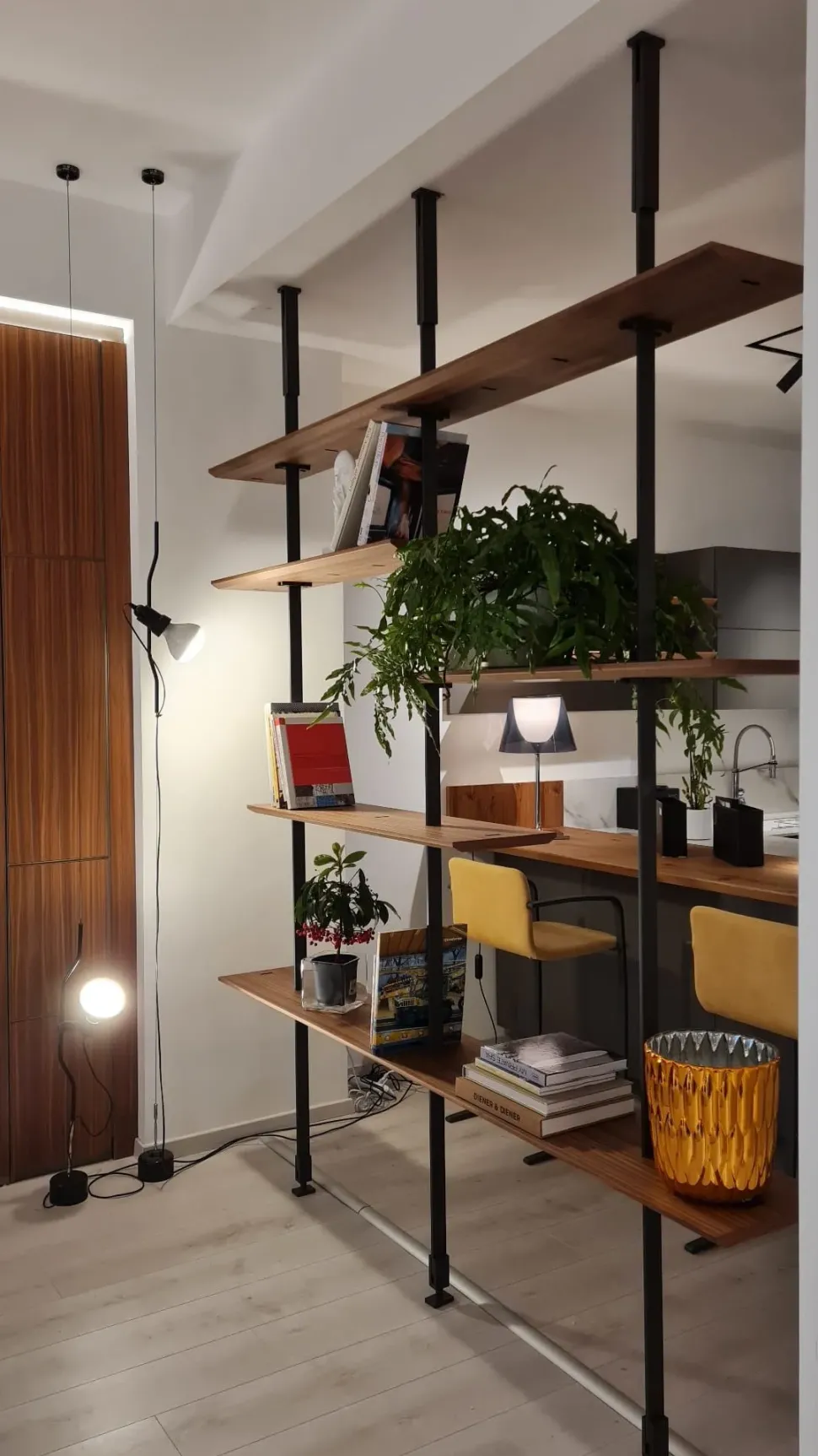 1. Prezzo scontato.2. Design elegante.3. Realizzata in legno.4. Ampia capacità di stoccaggio.5. Facile da montare.