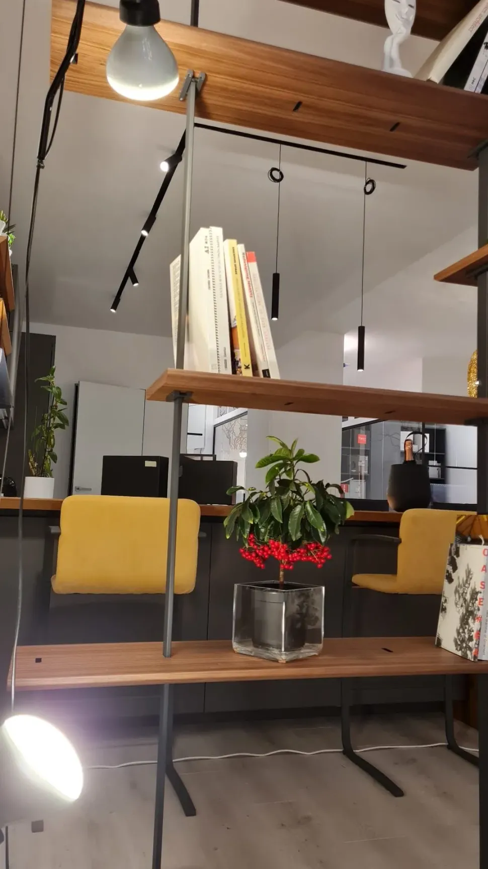 1. Prezzo scontato.2. Design elegante.3. Realizzata in legno.4. Ampia capacità di stoccaggio.5. Facile da montare.