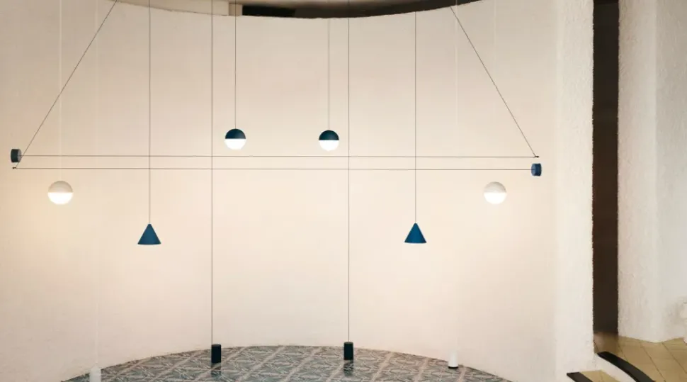 A sospensione string light touch dim – testa a sfera – cavo 12mt Flos in Offerta Outlet