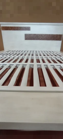 Approfitta dello sconto 40% sul Letto etnico shabby in legno di Outlet etnico!