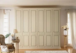 Armadio ante battenti in laccato opaco. Mod. Impero patinato avorio, artigianale, sconto 35%.