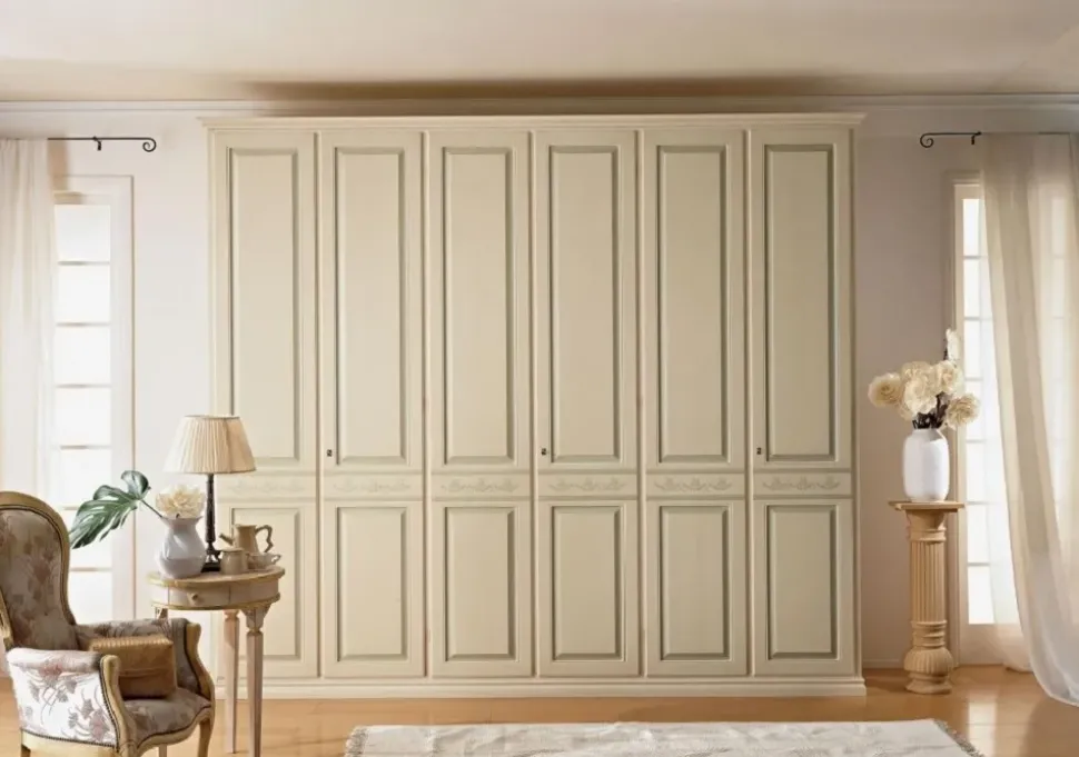 Armadio ante battenti in laccato opaco. Mod. Impero patinato avorio, artigianale, sconto 35%.