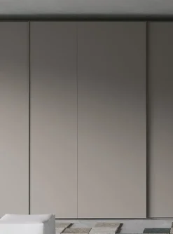 Armadio ante scorrevoli in laccato opaco Linear di Spagnol mobili