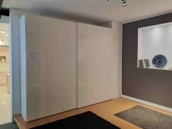 Armadio ante scorrevoli in laccato opaco Armadio parigino laccato opaco e vetro bianco di Tagliabue mobili