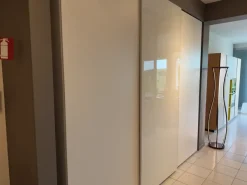 Armadio ante scorrevoli in laccato opaco Flat di Caccaro