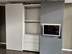 Armadio ante scorrevoli in laminato opaco Nastro tv di Pianca
