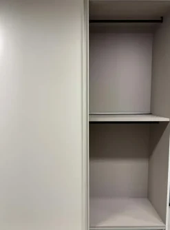 Armadio ante scorrevoli in laccato opaco Zero di Tagliabue mobili