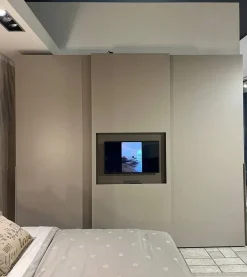 Armadio Armadio plana con tv realizzato in laccato opaco di Pianca scontato -20%