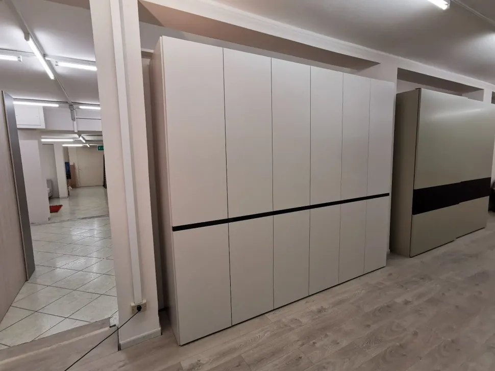 Armadio con ante battenti a prezzo scontato modello Strip di Napol