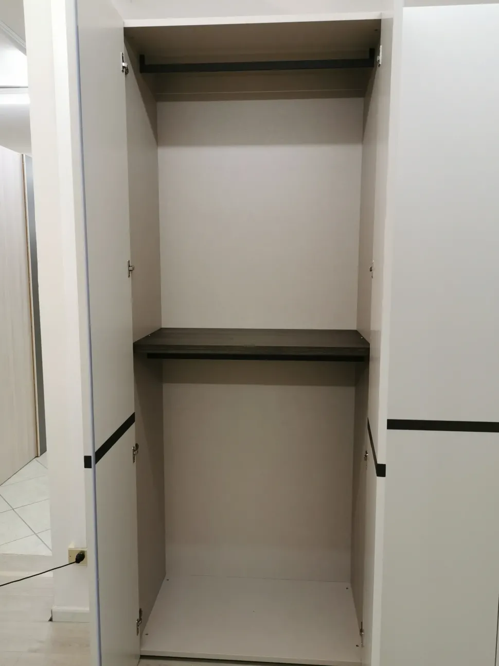 Armadio con ante battenti a prezzo scontato modello Strip di Napol