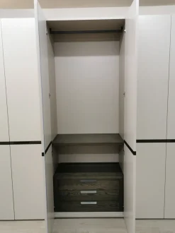 Armadio con ante battenti a prezzo scontato modello Strip di Napol