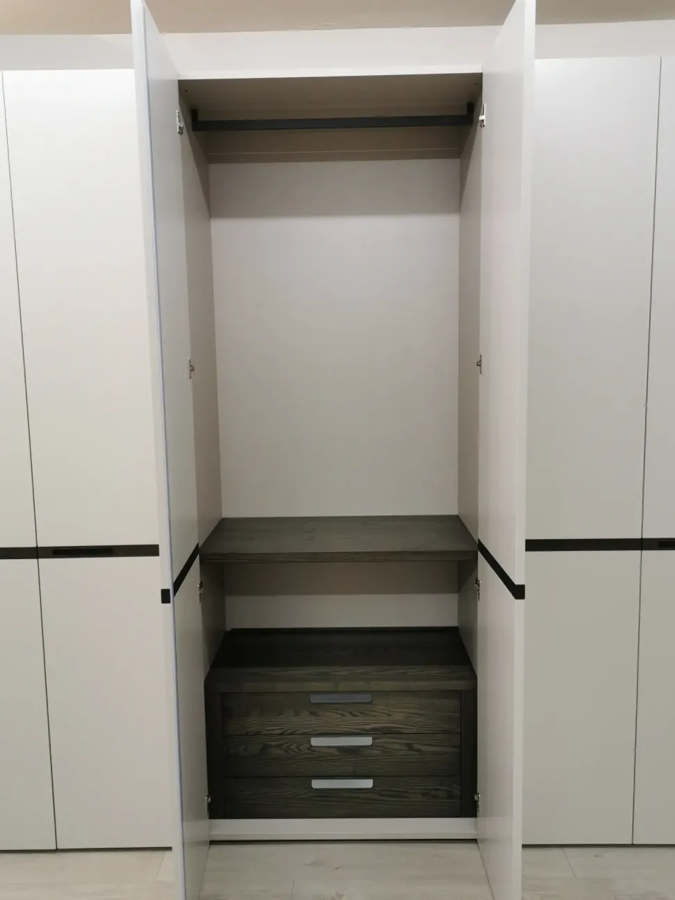 Armadio con ante battenti a prezzo scontato modello Strip di Napol