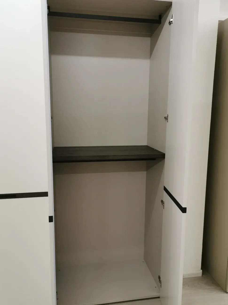 Armadio con ante battenti a prezzo scontato modello Strip di Napol