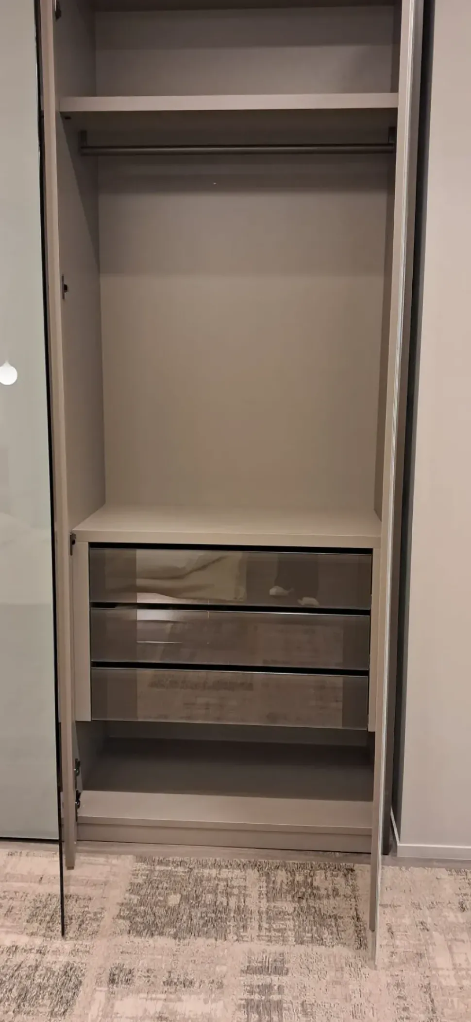 Armadio con ante battenti a prezzo scontato modello Armadio now di Lago