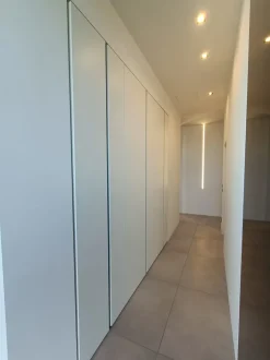 Armadio con ante battenti modello Cut scontato del 40%