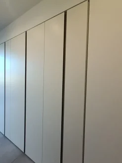 Armadio con ante battenti modello Cut scontato del 40%