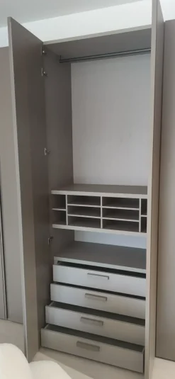 Armadio con ante battenti a Sei ante Golf tre moduli di Colombini casa