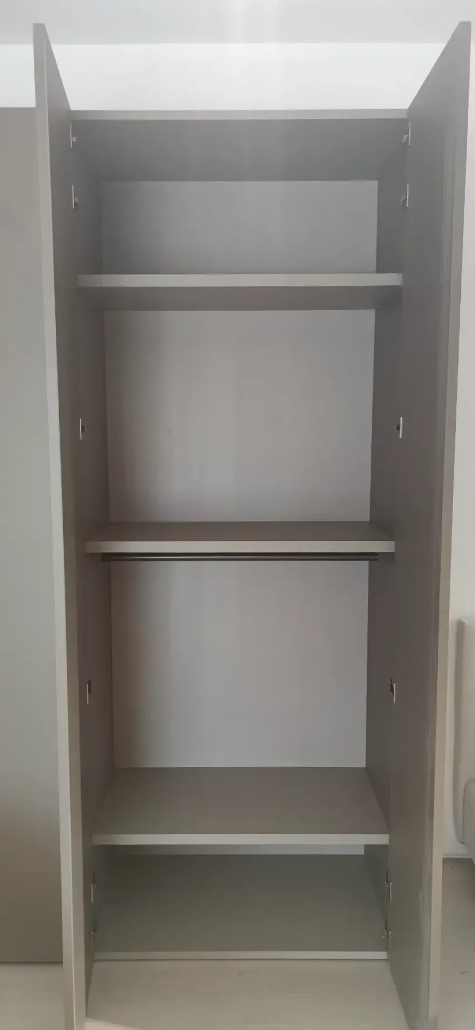 Armadio con ante battenti a Sei ante Golf tre moduli di Colombini casa