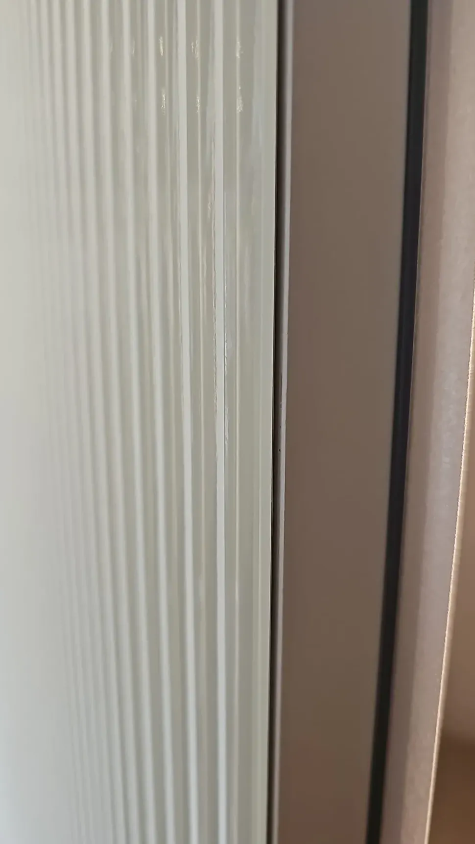 Armadio con ante battenti modello Row scontato del 37%