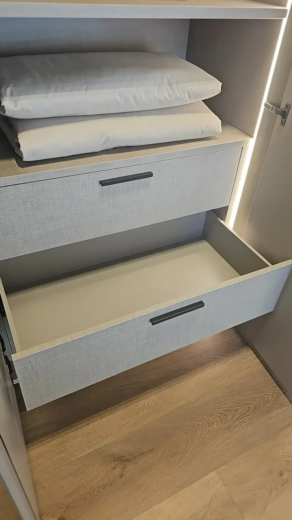 Armadio con ante battenti modello Row scontato del 37%