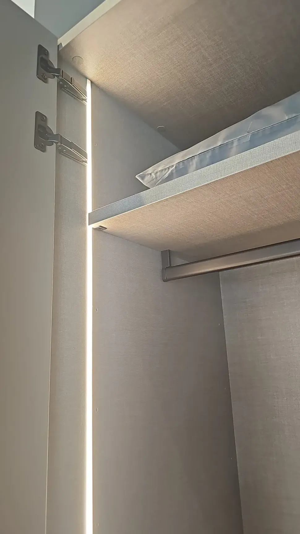 Armadio con ante battenti modello Row scontato del 37%