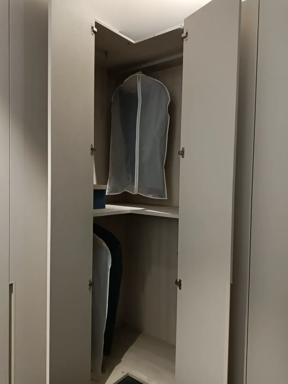 Armadio con ante battenti modello Angoloima scontato del 33%