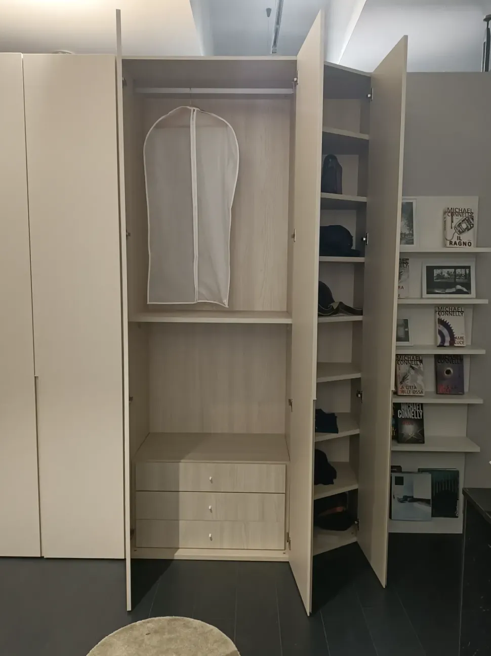 Armadio con ante battenti modello Angoloima scontato del 33%