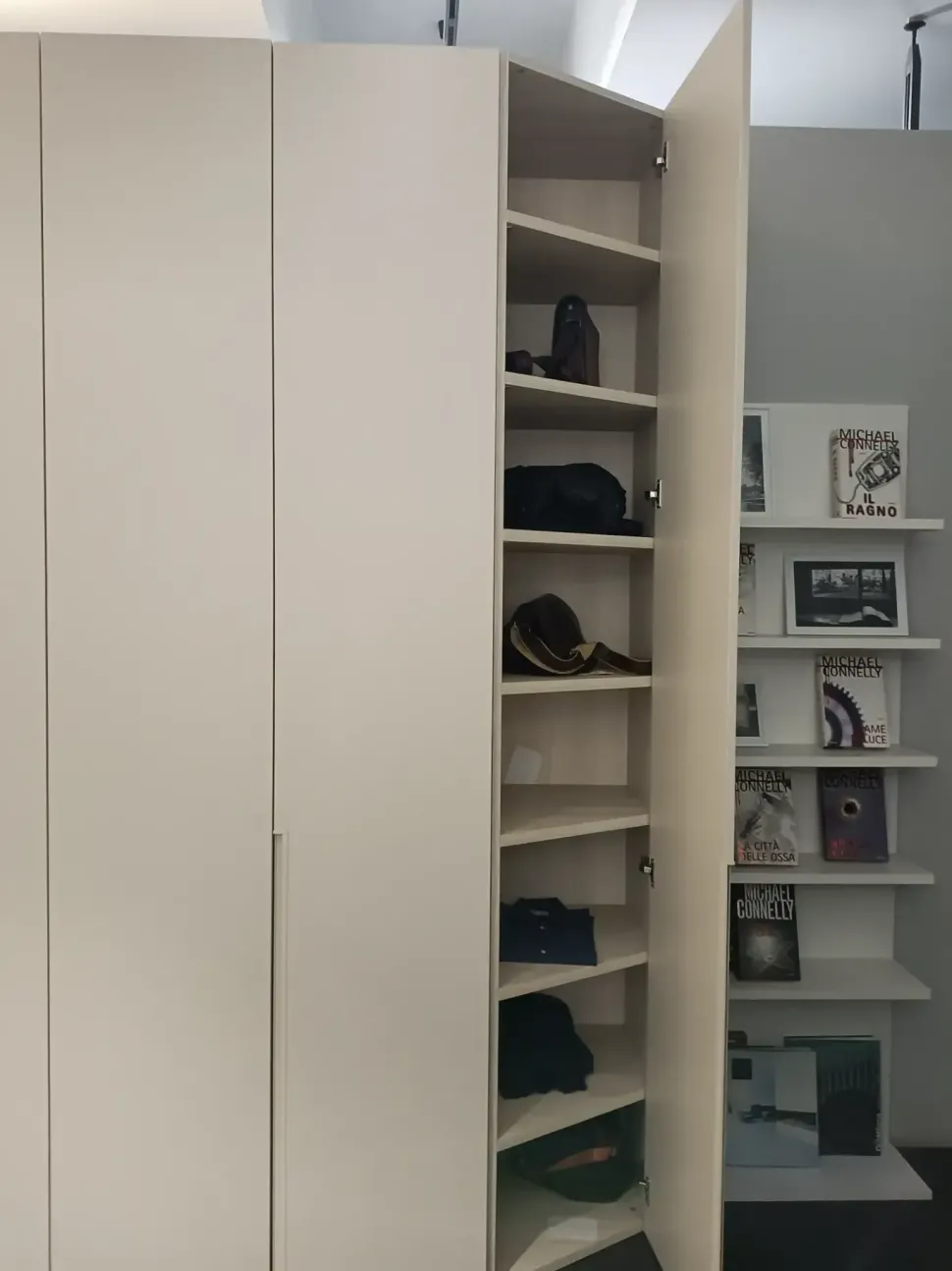 Armadio con ante battenti modello Angoloima scontato del 33%