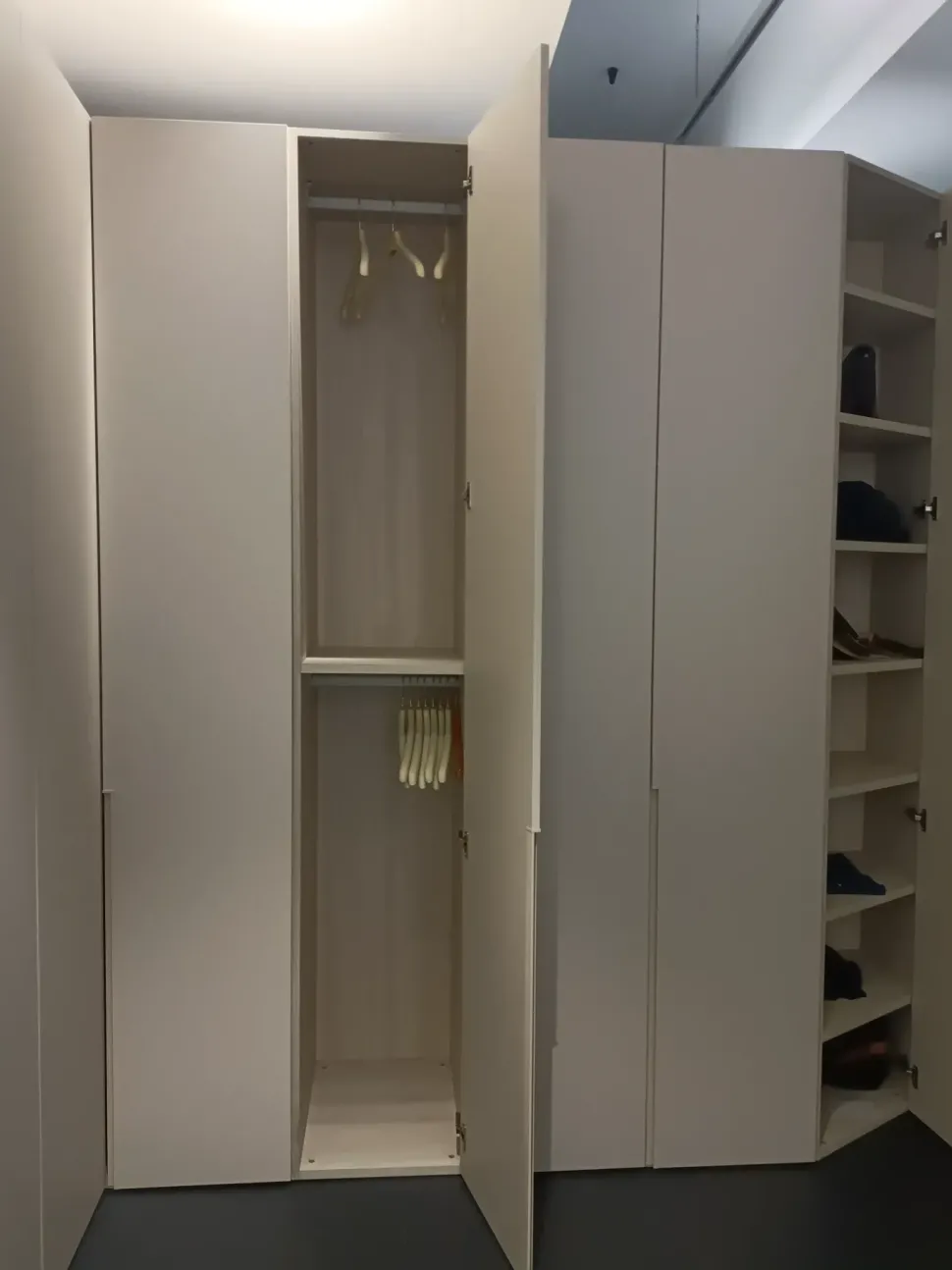 Armadio con ante battenti modello Angoloima scontato del 33%