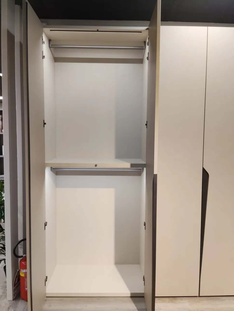 Armadio con ante battenti modello Drop scontato del 18%