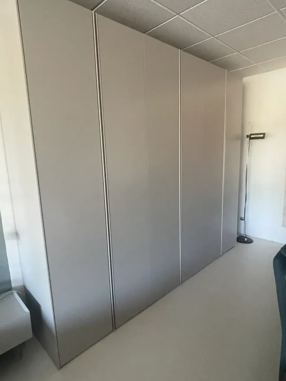 Armadio con ante battenti modello Basic ala free con ante battenti scontato del 35%