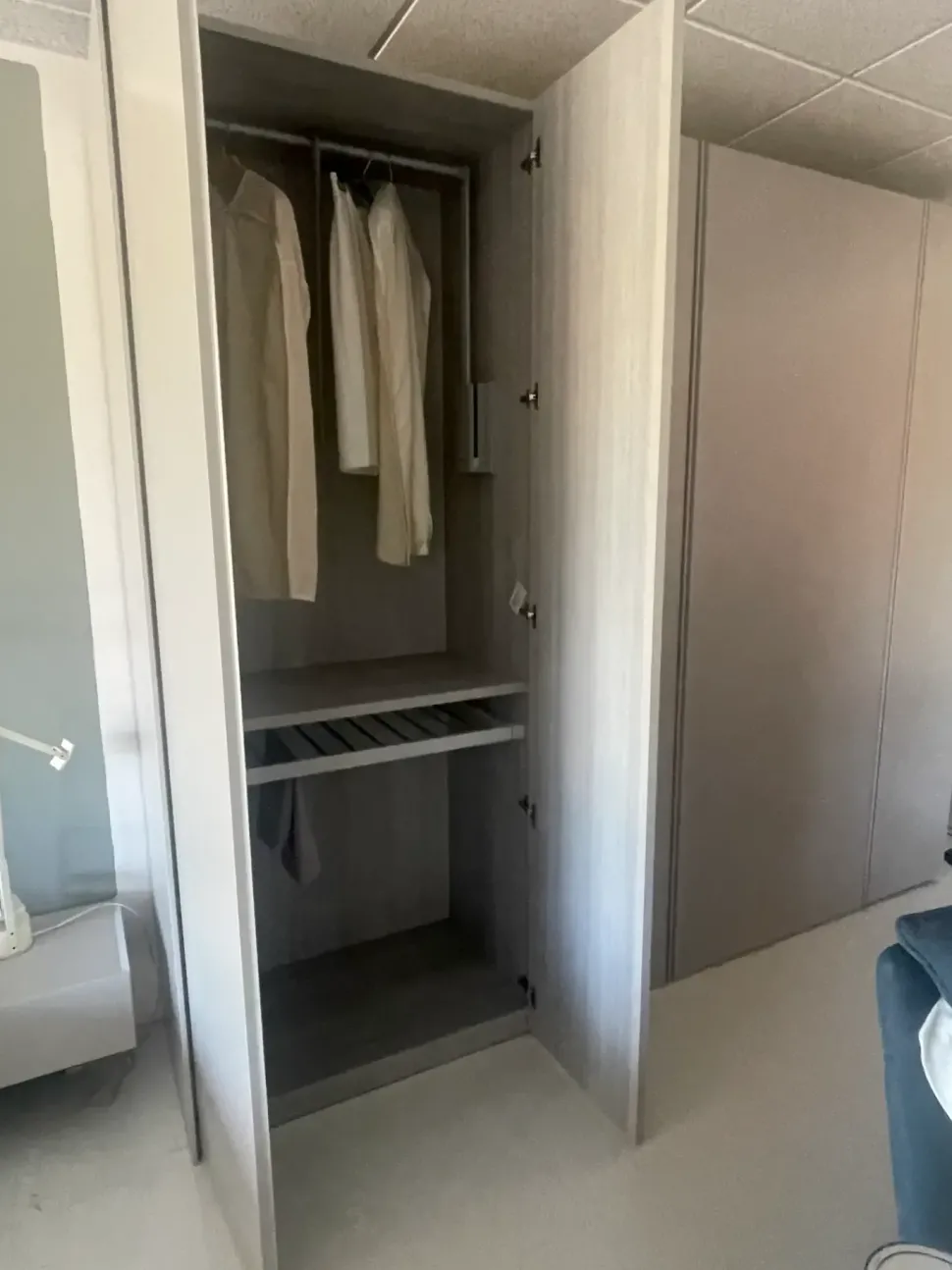 Armadio con ante battenti modello Basic ala free con ante battenti scontato del 35%