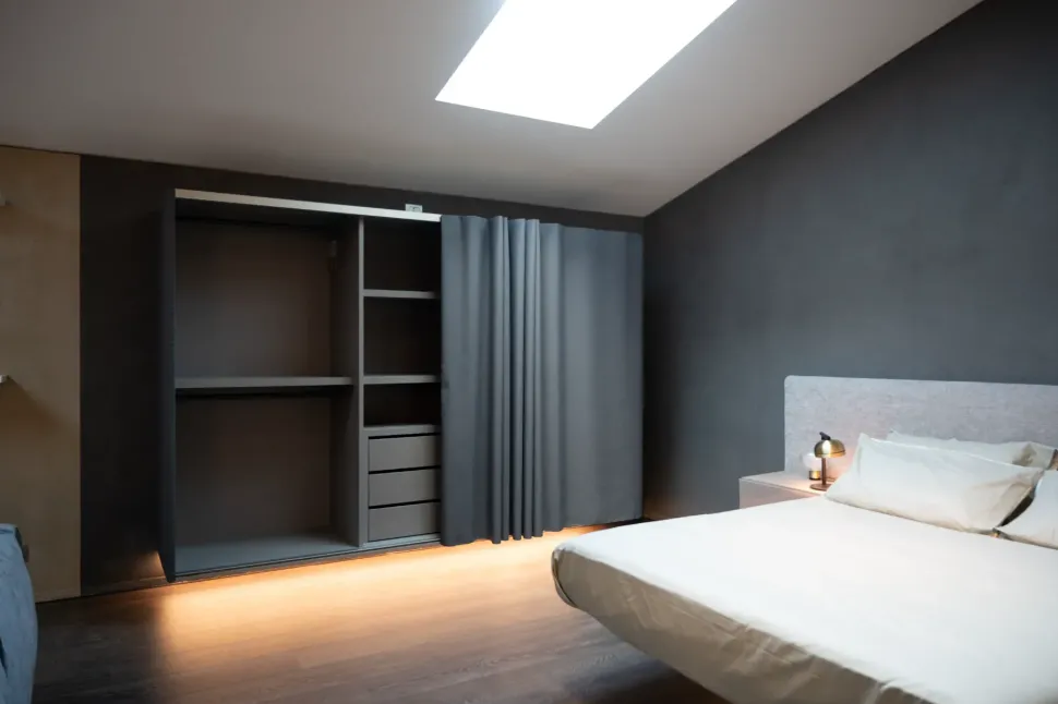 Armadio con ante scorrevoli design Et voilà Lago a prezzo ribassato