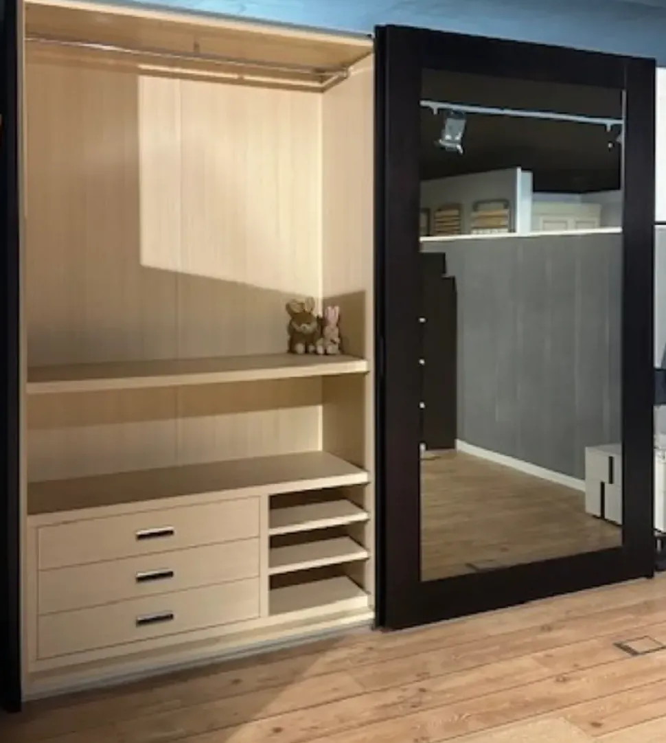 Armadio con ante scorrevoli moderno Discovery Doimo design a prezzo ribassato