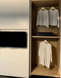 Armadio con ante scorrevoli modello Nastro tv scontato del 46%