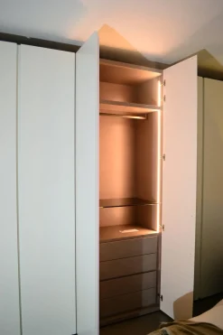 Armadio di Pianca modello Plana in laminato opaco con sconto -30%