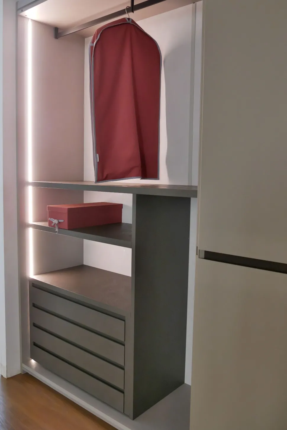 Armadio modello Horizontal di Sangiacomo in laccato opaco