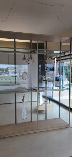 Armadio moderno con Quattro ante modello Air iron di Porro