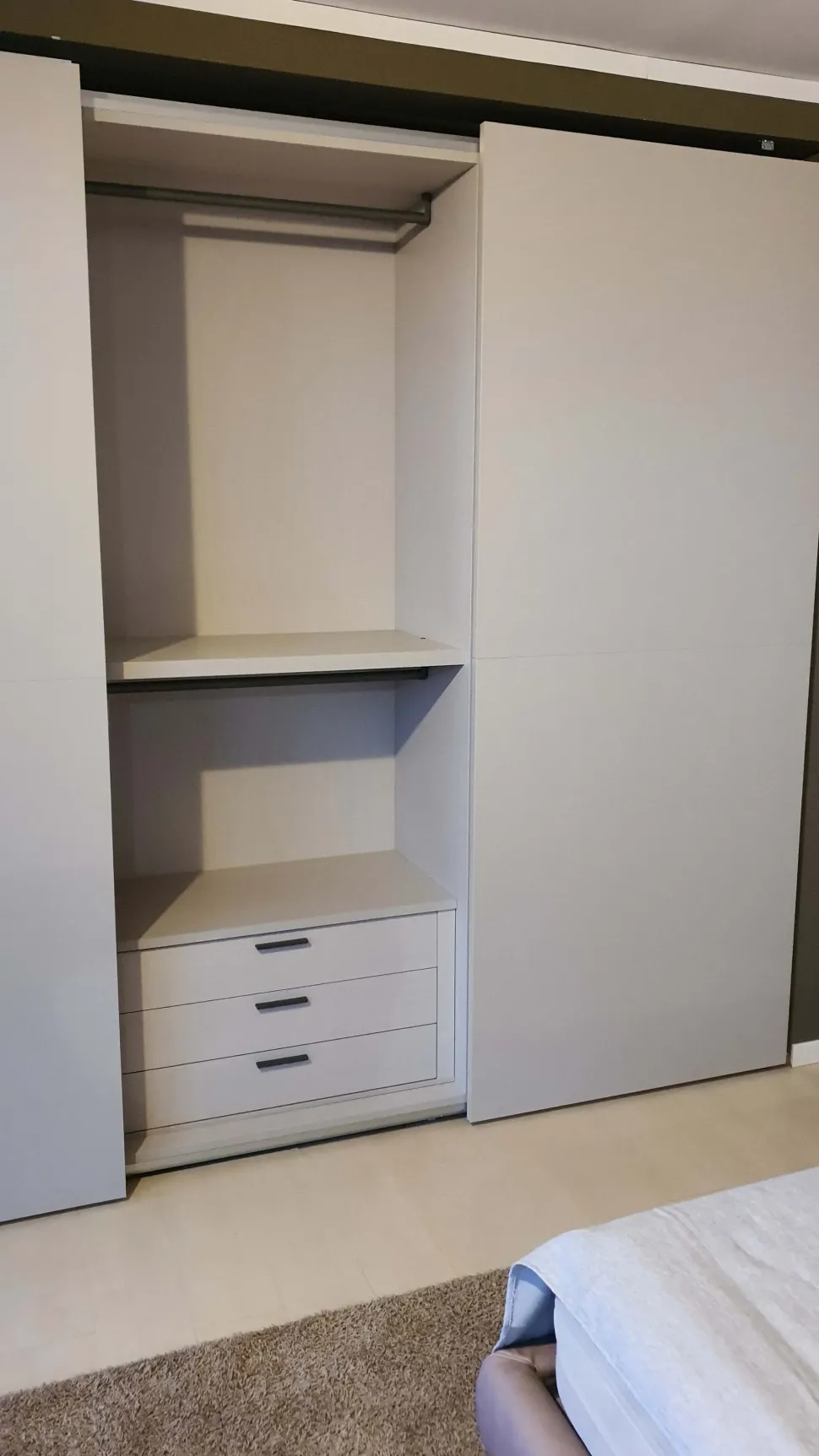 Armadio moderno Liscio 2 settori Tomasella con uno sconto imperdibile