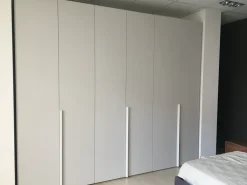 Armadio Novamobili anta liscia realizzato in laminato opaco di Novamobili scontato -39%