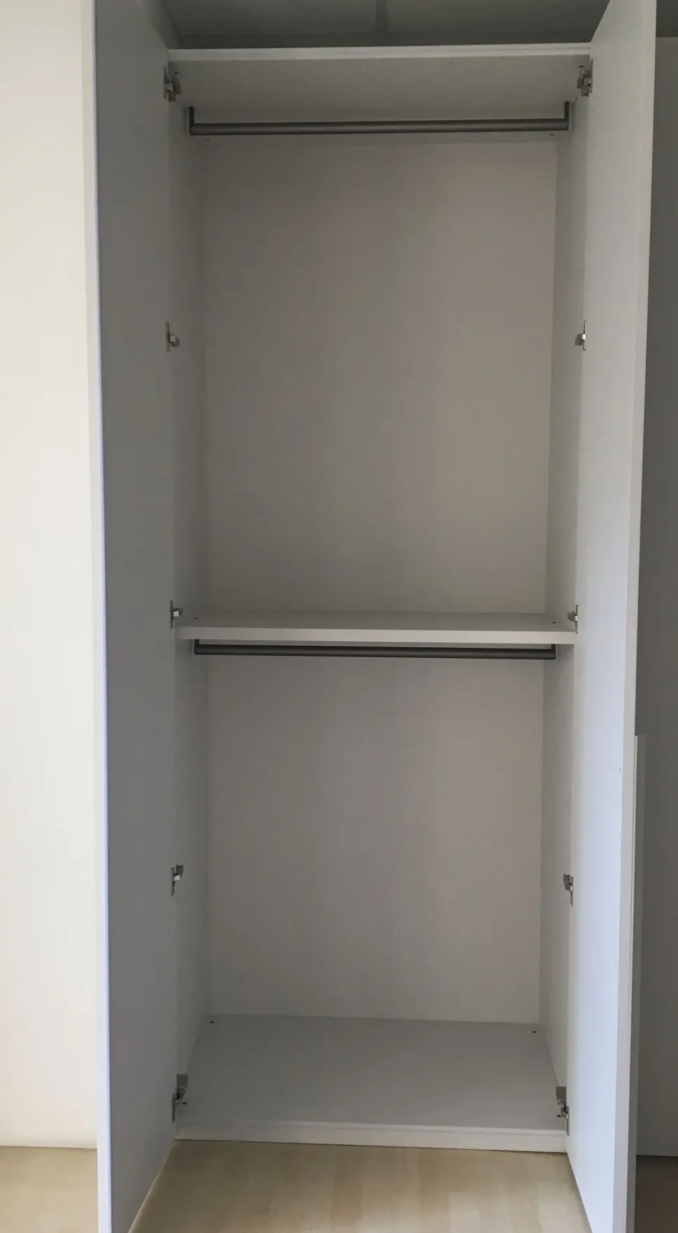 Armadio Novamobili anta liscia realizzato in laminato opaco di Novamobili scontato -39%