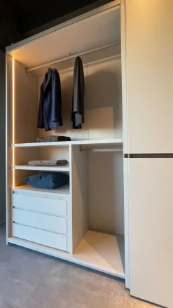 Armadio Sangiacomo in OFFERTA OUTLET: design moderno, pratico e funzionale. Ideale per ogni ambiente!